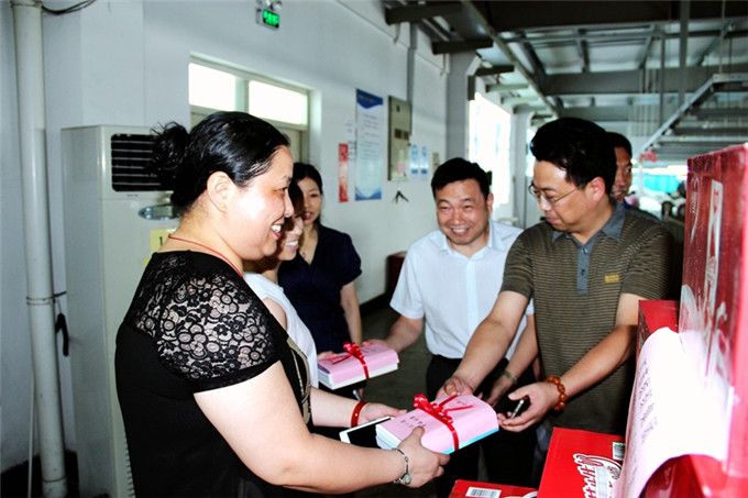 紡織集團(tuán)領(lǐng)導(dǎo)到同泰服飾公司開展“三送”活動