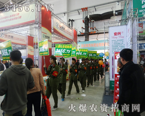 火爆農(nóng)資網(wǎng)人員幫顧客下載APP手機(jī)客戶端